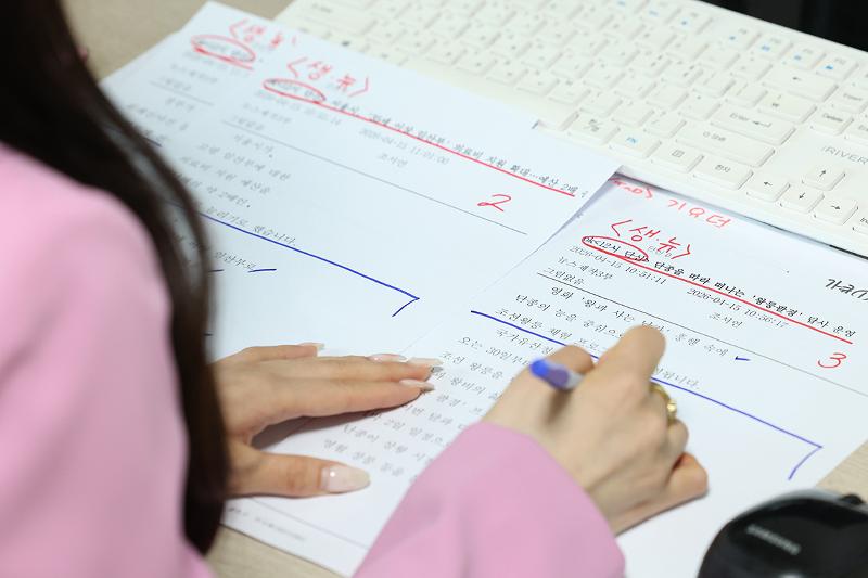 Die KBS-Nachrichtensprecherin Heeji Roh überprüft das Skript vor der Live-Nachrichtensendung 