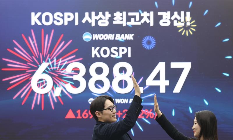 Foto: Anzeigetafel im Handelsraum der Woori Bank in Jung-gu, Seoul, am 21. April ⓒ Yonhap News 