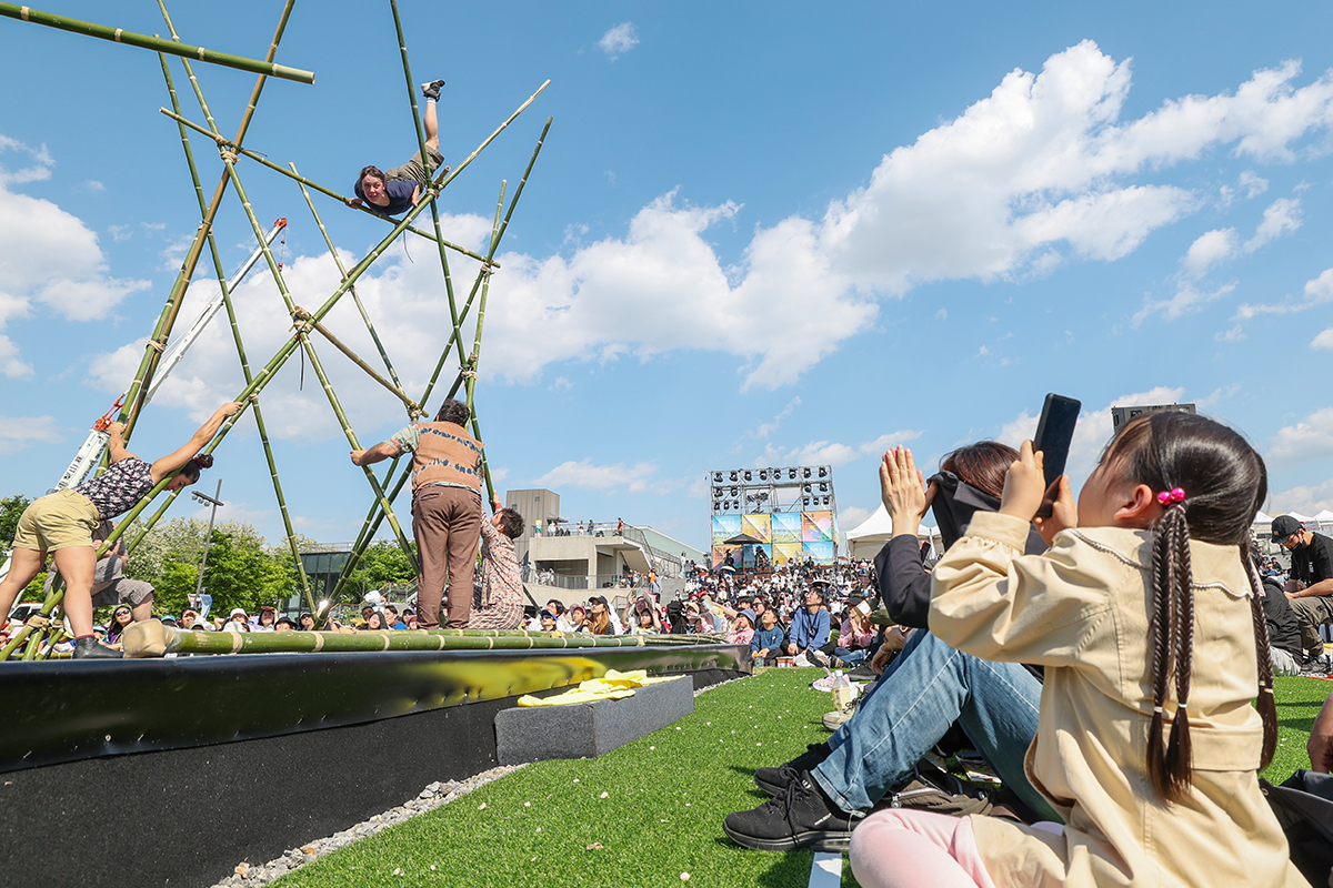 Am 4. Mai sehen sich Kinder beim Seoul Circus Festival auf der Insel Nodeul in Yongsan-gu in Seoul eine Auff&uuml;hrung an.