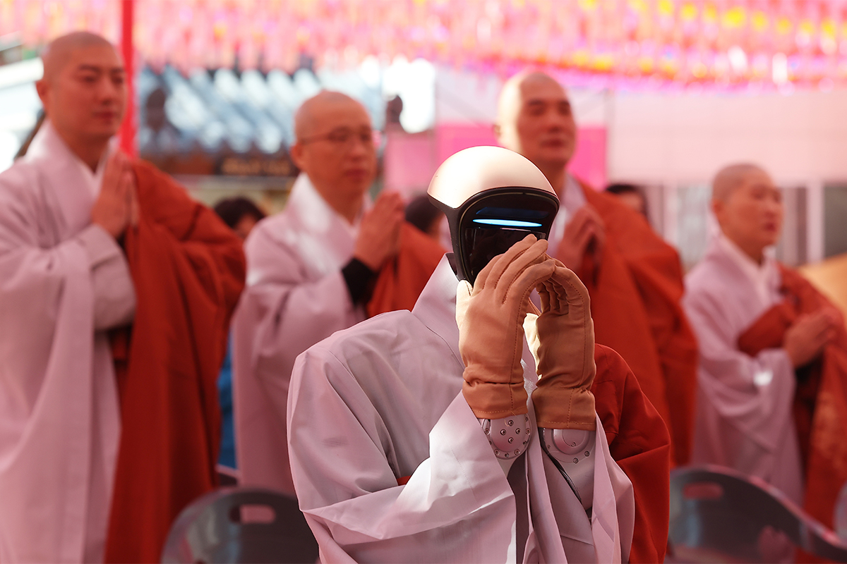Am 6. Mai faltet ein humanoider Roboter G1 &bdquo;Gabi