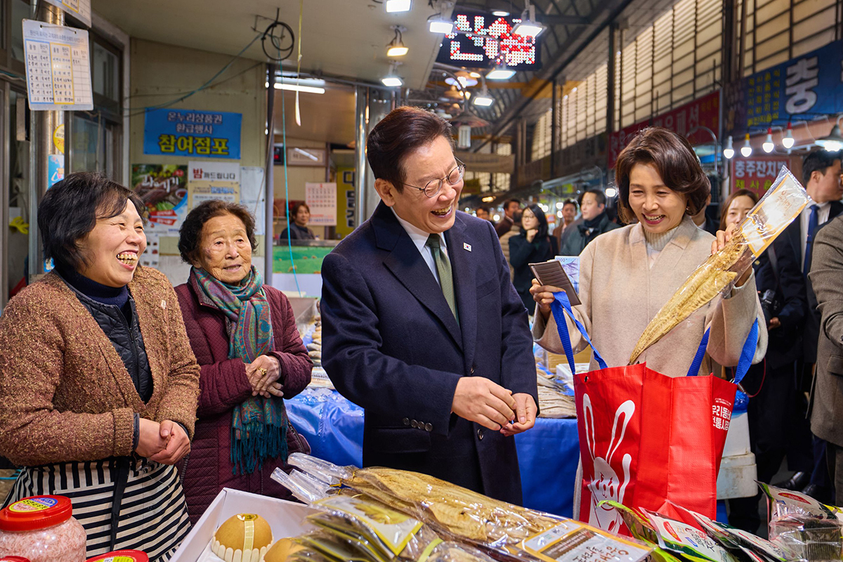 Am 11. Februar besuchen Pr&auml;sident Lee Jae Myung und seine Ehefrau Kim Hye Kyung den Muhak-Markt in Chungju in der Provinz Chungcheongbuk-do ⓒ Cheong Wa Dae
