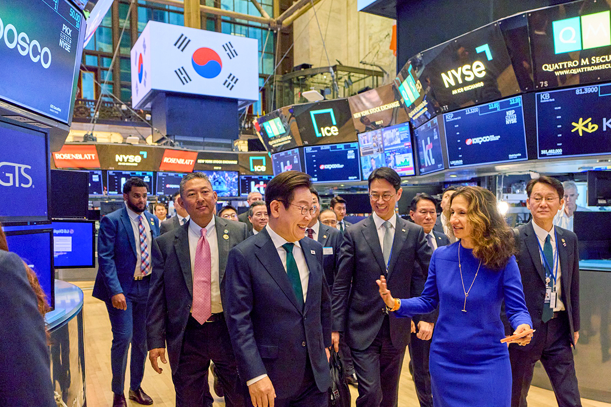 Am 25. September 2025 spricht Pr&auml;sident Lee Jae Myung an der New York Stock Exchange in den USA mit Verantwortlichen ⓒ Cheong Wa Dae