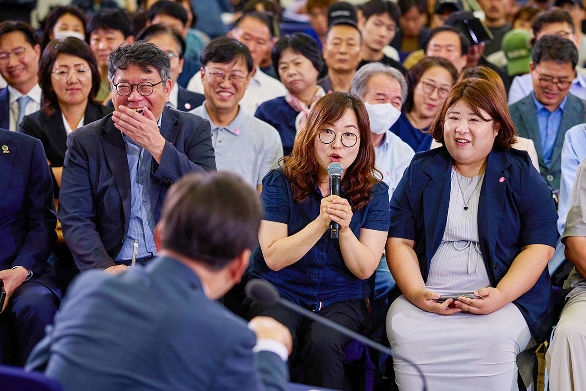 Am 4. Juli 2025 h&ouml;rt Pr&auml;sident Lee Jae Myung bei einem &bdquo;Town Hall Meeting&rdquo; mit den Einwohnern in der Provinz Chungcheongnam-do aufmerksam den Ausf&uuml;hrungen einer B&uuml;rgerin zu ⓒ Cheong Wa Dae