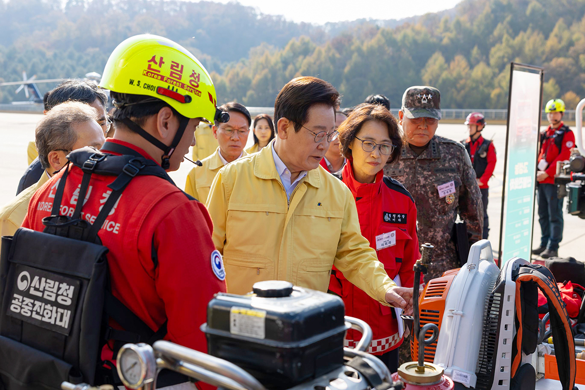 Am 6. November 2025 besucht Pr&auml;sident Lee Jae Myung  die gemeinsame &Uuml;bung von Milit&auml;r und Beh&ouml;rden zur Bek&auml;mpfung von Waldbr&auml;nden ⓒ Cheong Wa Dae