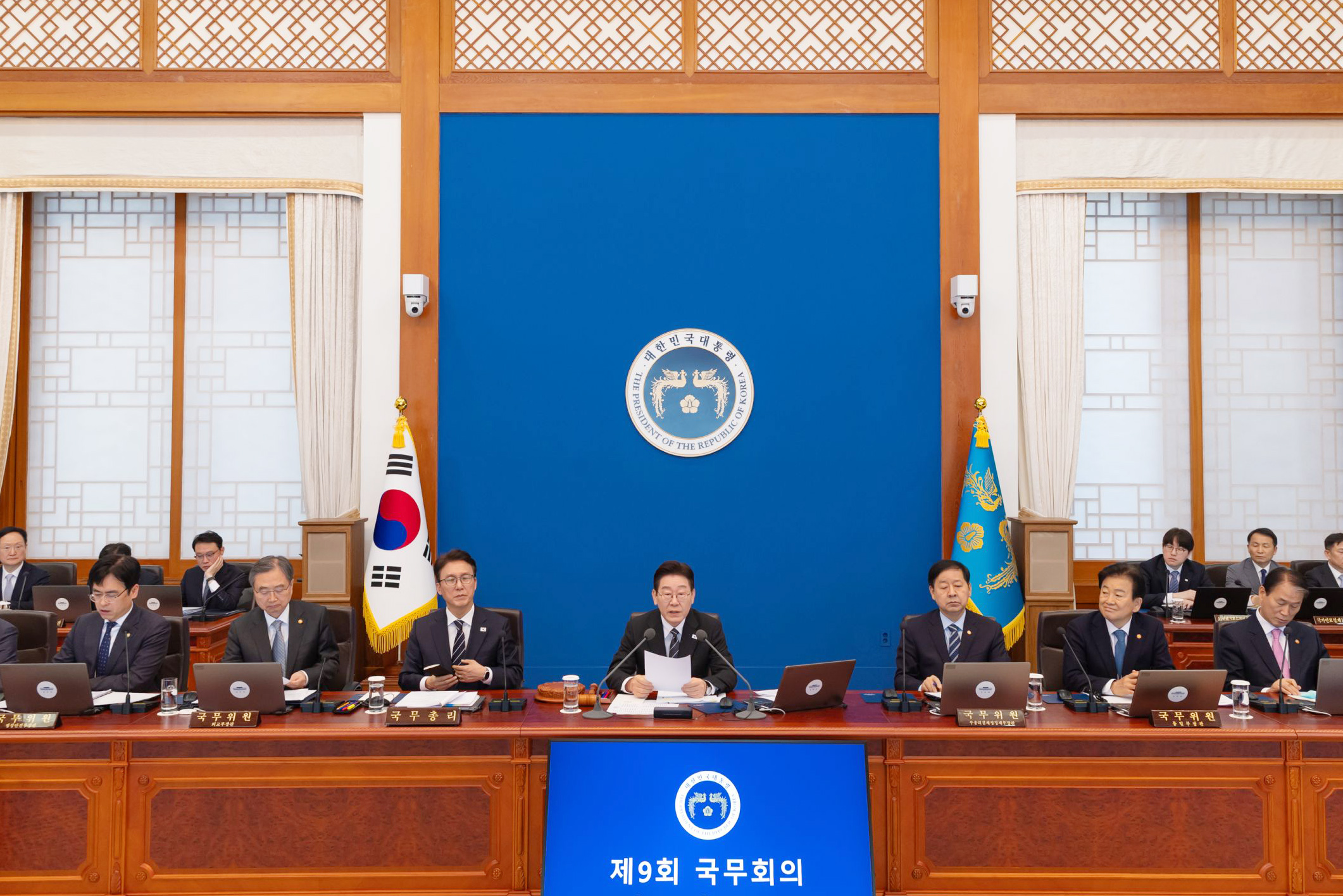 Pr&auml;sident Lee Jae Myung &auml;u&szlig;ert sich am 10. M&auml;rz bei der 9. Kabinettssitzung ⓒ Cheong Wa Dae 