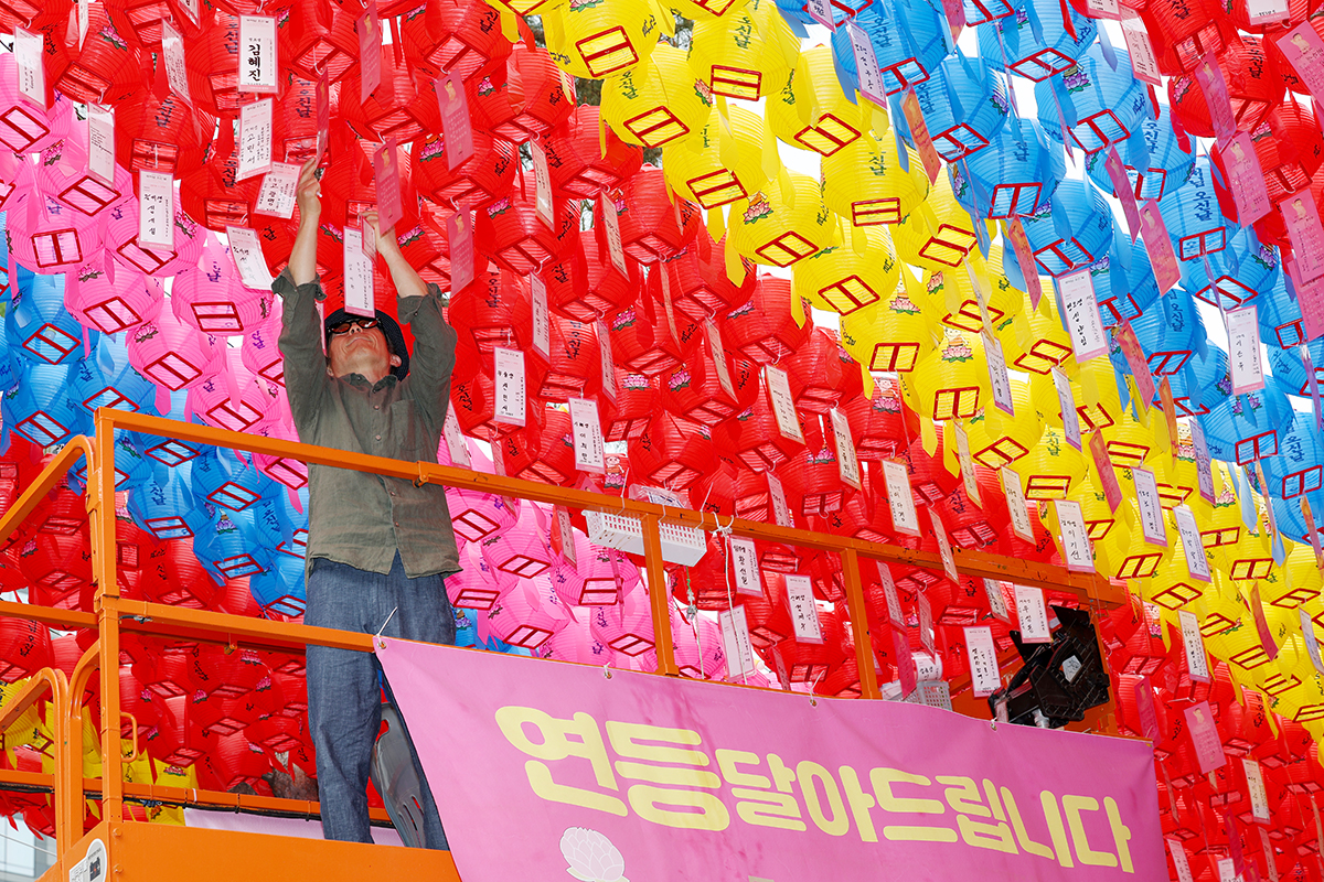 Am 11. Mai h&auml;ngt ein Mitarbeiter anl&auml;sslich des Buddhas Geburtstags bunte Laternen im Jogyesa-Tempel in Jongno-gu, Seoul, auf. 
