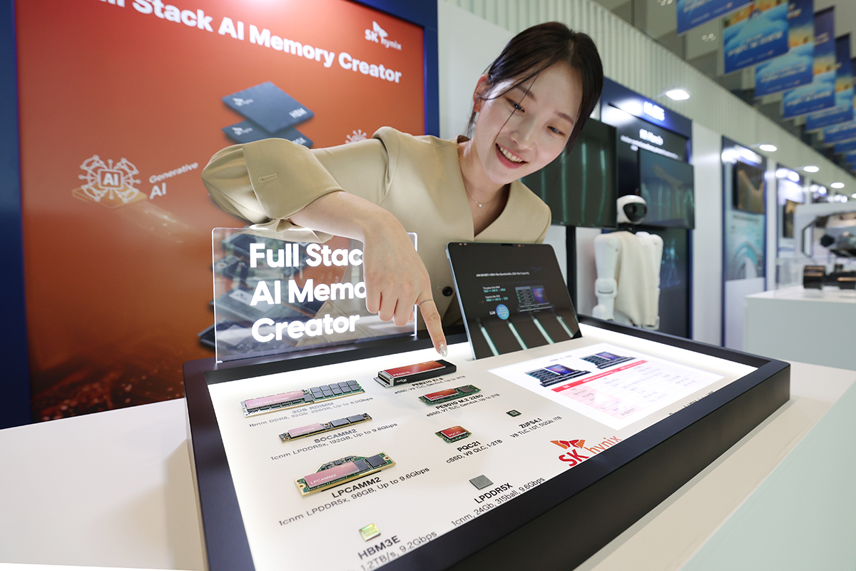 Am 19. Mai pr&auml;sentiert eine Mitarbeiterin bei einer Ausstellung herausragender Erfindungen anl&auml;sslich des Tages der Erfindung im COEX Magok in Gangseo-gu in Seoul Hochleistungsspeicher und Speicherger&auml;te.