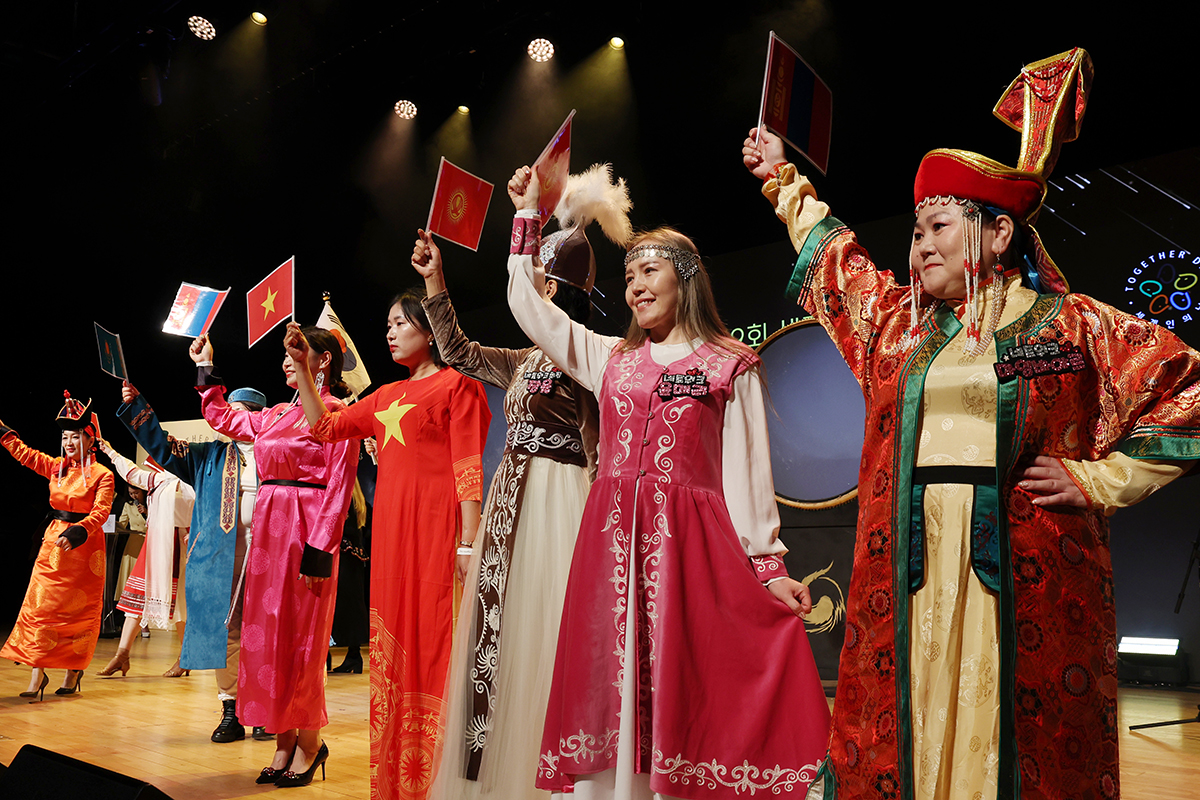 Am 20. Mai, dem Tag des Weltmenschentags, findet im Yongsan Art Hall in Yongsan-gu, Seoul, eine Modenschau mit traditionellen Trachten aus aller Welt statt.
