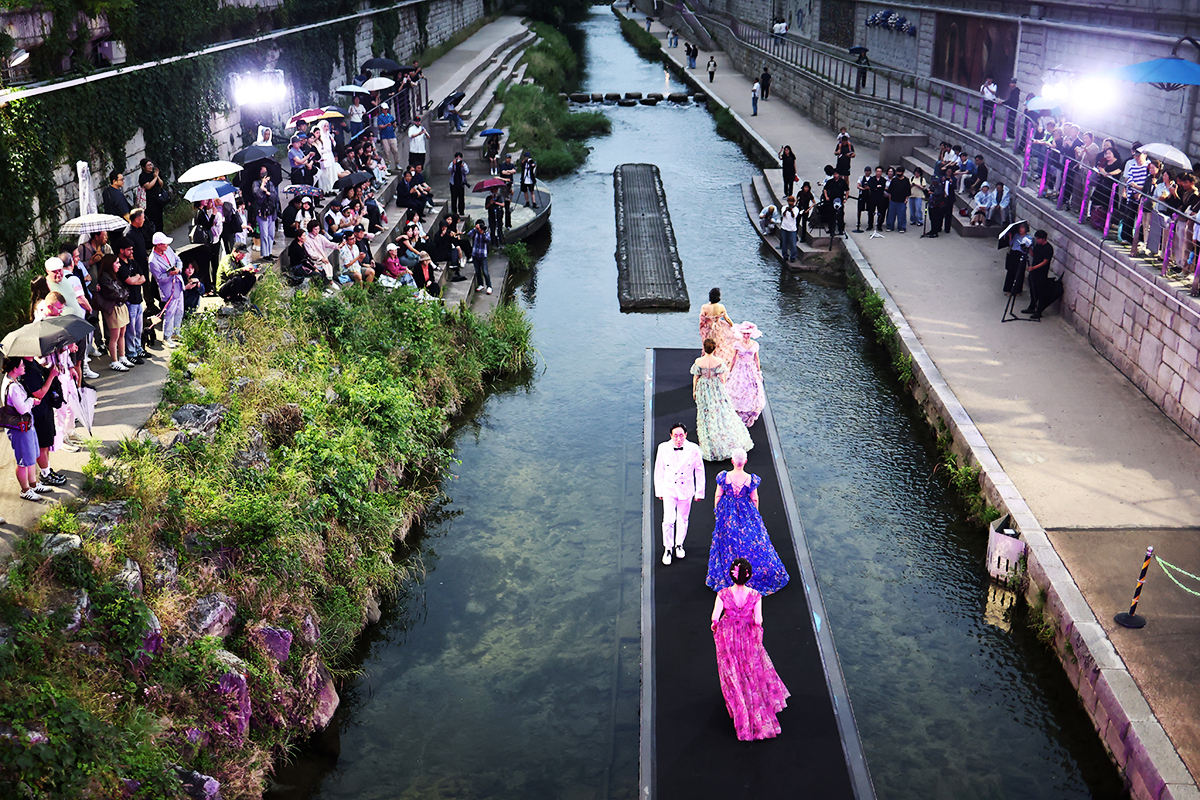 Am 28. Mai findet die Cheonggyecheon Live Fashion Show auf der Wasserbühne am Bach Cheonggyecheon, Seoul, statt.