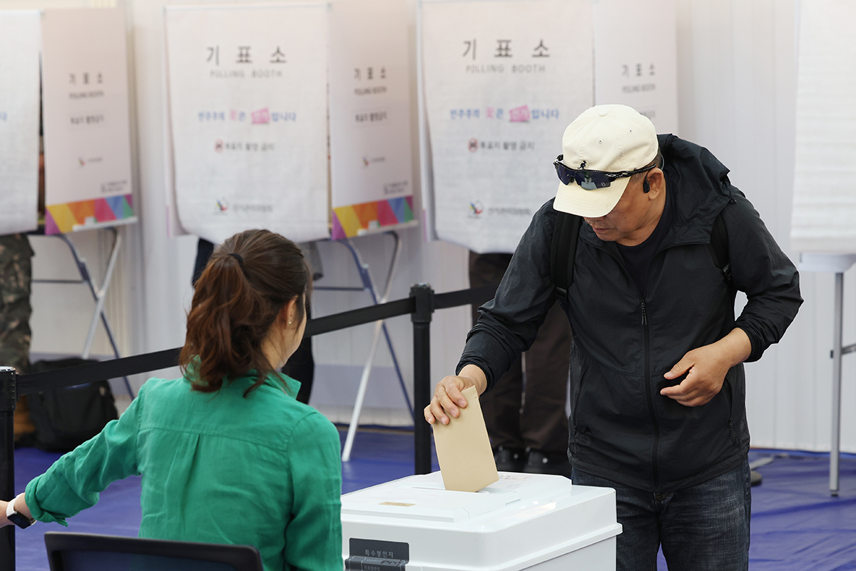 Am 29. Mai, dem ersten Tag der vorzeitigen Stimmabgabe f&uuml;r die 9. landesweiten Kommunalwahlen, gibt ein W&auml;hler seine Stimme in einem Wahllokal in Ichon 1-dong in Yongsan-gu, Seoul, ab.