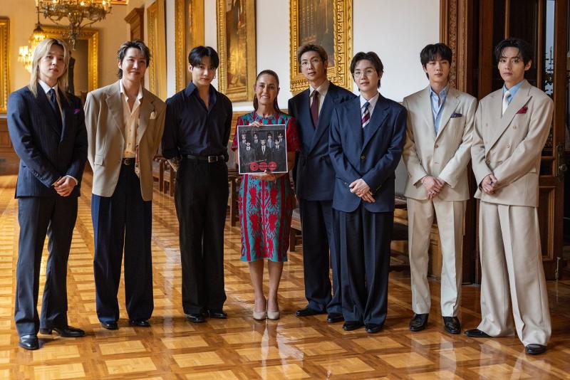 Am 6. Mai posieren Mitglieder der K-Pop-Boygruppe BTS und die mexikanische Pr&auml;sidentin Claudia Sheinbaum (Mitte) im Pr&auml;sidialamt in Mexiko f&uuml;r ein Erinnerungsfoto