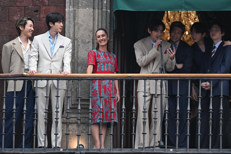 Foto: Mitglieder der K-Pop-Boygruppe BTS und die mexikanische Pr&auml;sidentin Claudia Sheinbaum (Dritte von links) am 6. Mai auf dem Balkon des Pr&auml;sidialamtes in Mexiko