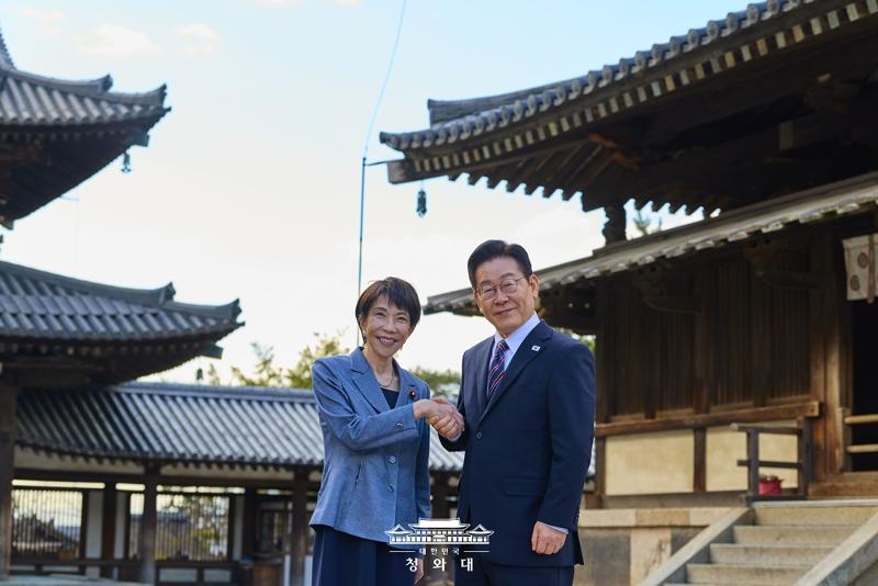 Pr&auml;sident Lee Jae Myung (rechts) sch&uuml;ttelt sich am 14. Januar seine H&auml;nde mit der japanischen Premierministerin Sanae Takaichi in der japanischen Kulturerbest&auml;tte Hōryū-ji ⓒ Cheong Wa Dae