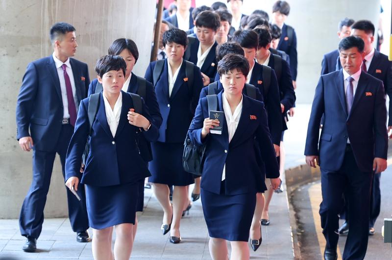 Am 17. Mai reisen nordkoreanische Fu&szlig;ballspielerinnen der Naegohyang Women&rsquo;s FC &uuml;ber den Flughafen Incheon nach Korea ein ⓒ Yonhap News 