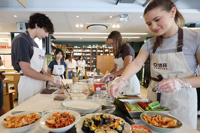 Am 22. Mai rollen Studierende der University of Georgia in den USA in einem Kochkurs im Sempio Woorimat Space in Jung-gu in Seoul Kimbap.