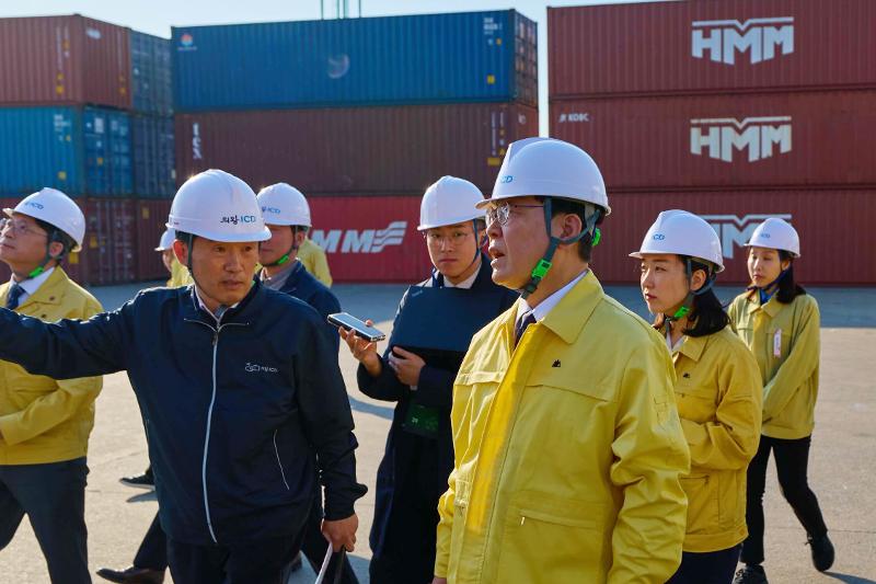  Pr&auml;sident Lee Jae Myung besucht am 8. April ein Logistikzentrum in der Provinz Gyeonggi-do 