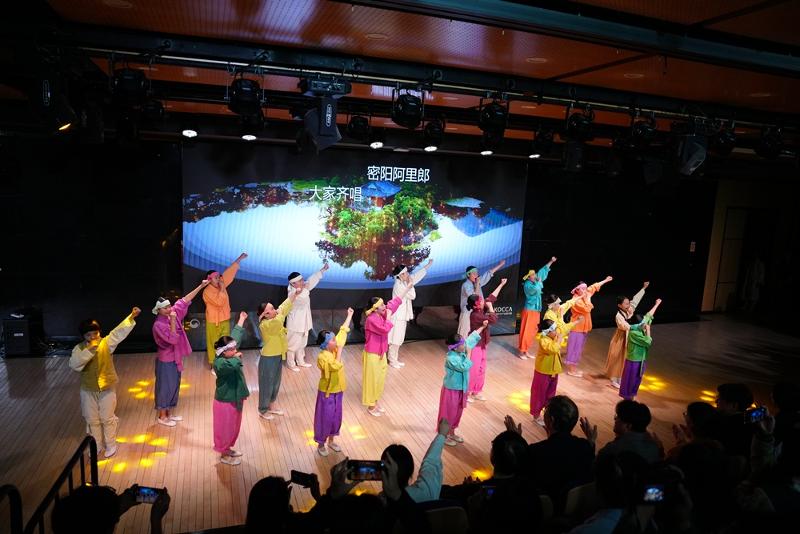 Foto: Das Musik- und Tanztheater &bdquo;Look at Me&ldquo; der Miryang Arirang Arts Company, das am 14. April vergangenen Jahres im Koreanischen Kulturzentrum in Peking stattfand ⓒ KOFICE 