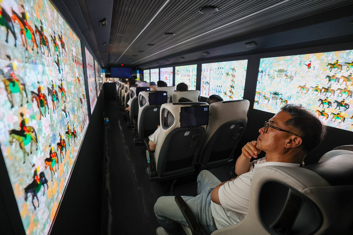 Am 4. Juni erleben Besucher bei der 41. Seoul International Travel Fair im COEX in Gangman-gu, Seoul, den &bdquo;XR(Erweiterte Realit&auml;t)-Bus ins Jahr 1795&ldquo;.