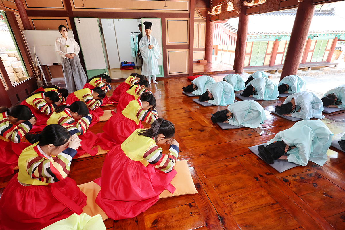 Am 11. Juni lernen in der Dongnae Hyanggyo in Busan Grundschülerinnen und Grundschüler, im Hanbok gekleidet, traditionelle koreanische Etikette.
