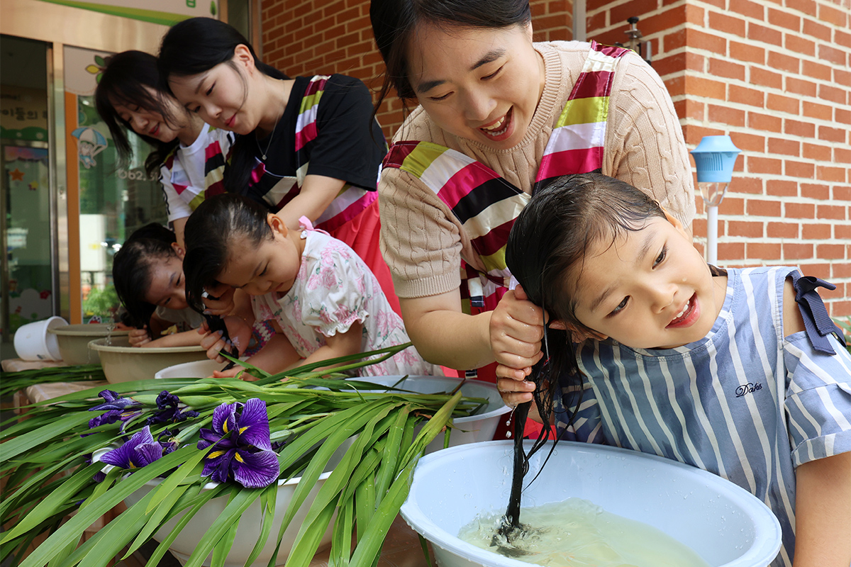 Am 17. Juni, zwei Tage vor dem koreanischen traditionellen Fest Dano (am 5. Mai nach dem Mondkalender), waschen Kinder in Gwangju ihre Haare in Changpo(Kalmus-Extrakten)-Wasser. Fr&uuml;her wusch man sich die Haare mit Kalmuswasser, um Gesundheit und ein langes Leben zu erlangen sowie Ungl&uuml;ck abzuwehren.