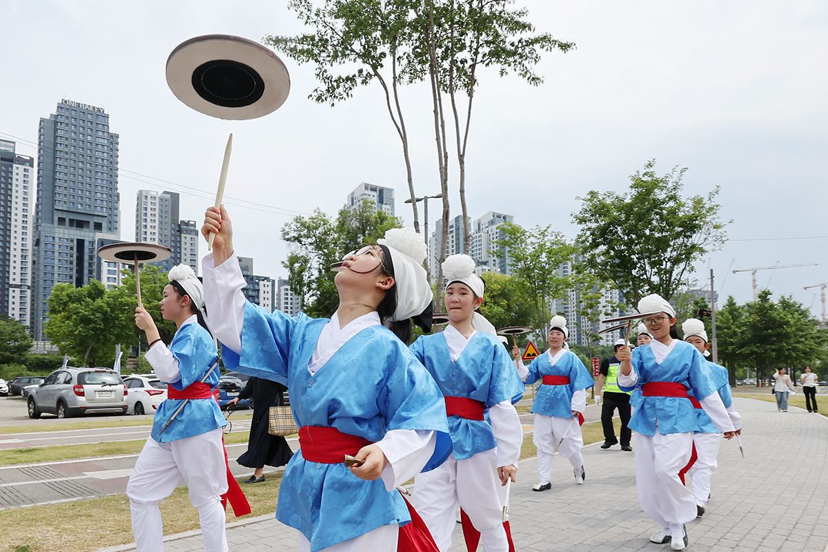 Am 19. Juni nehmen Sch&uuml;ler der Eonnam-Grundschule im Banpo-Hangang-Park in Seocho-gu in Seoul an einer Parade beim &bdquo;Seoul Gugak Festival 2026&ldquo; teil.