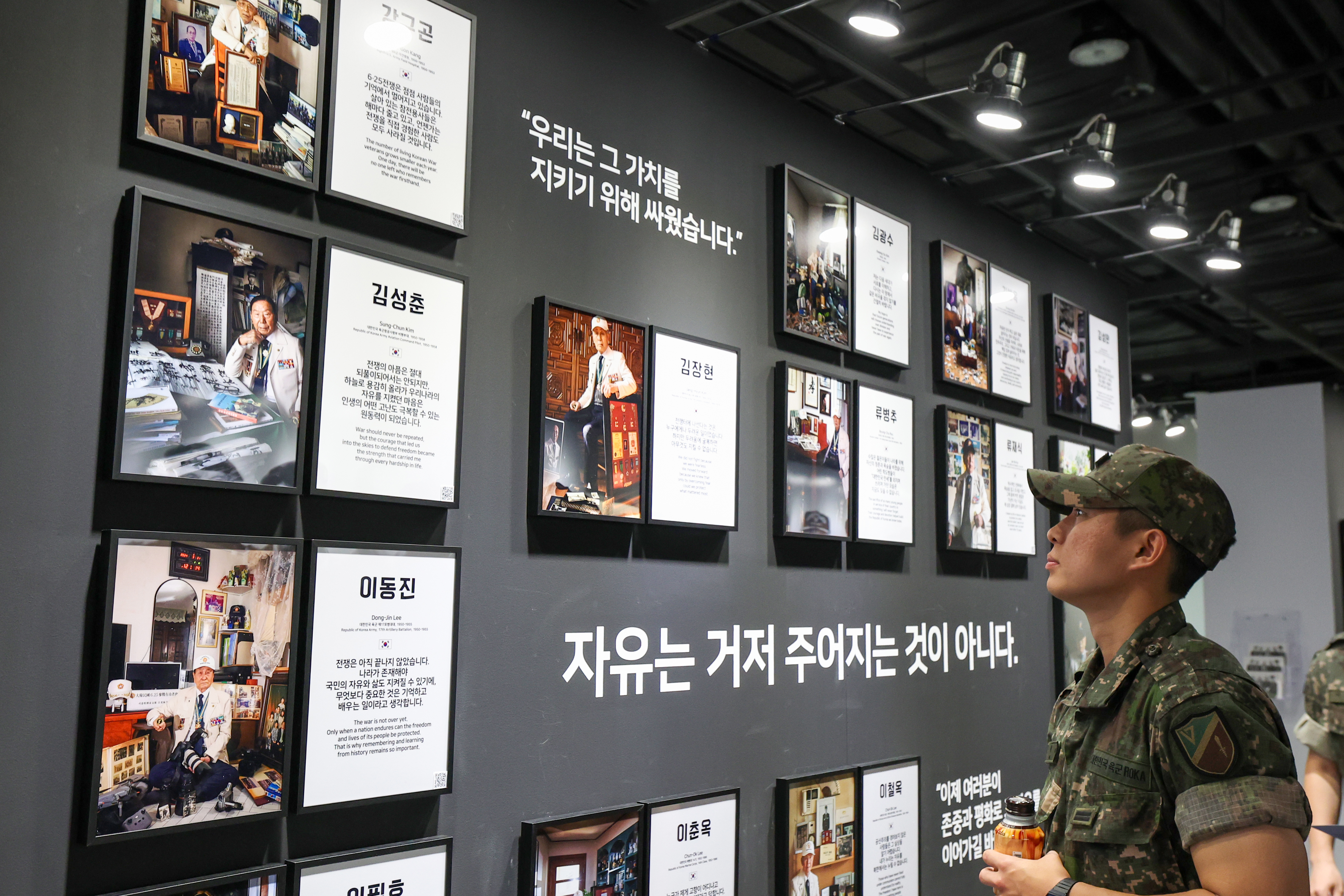 Am 19. Juni sieht sich ein aktiver Soldat die Fotoausstellung &bdquo;Project Soldier: Searching for Korean War Veterans&ldquo; in der Koreanischen Kriegsgedenkst&auml;tte an
