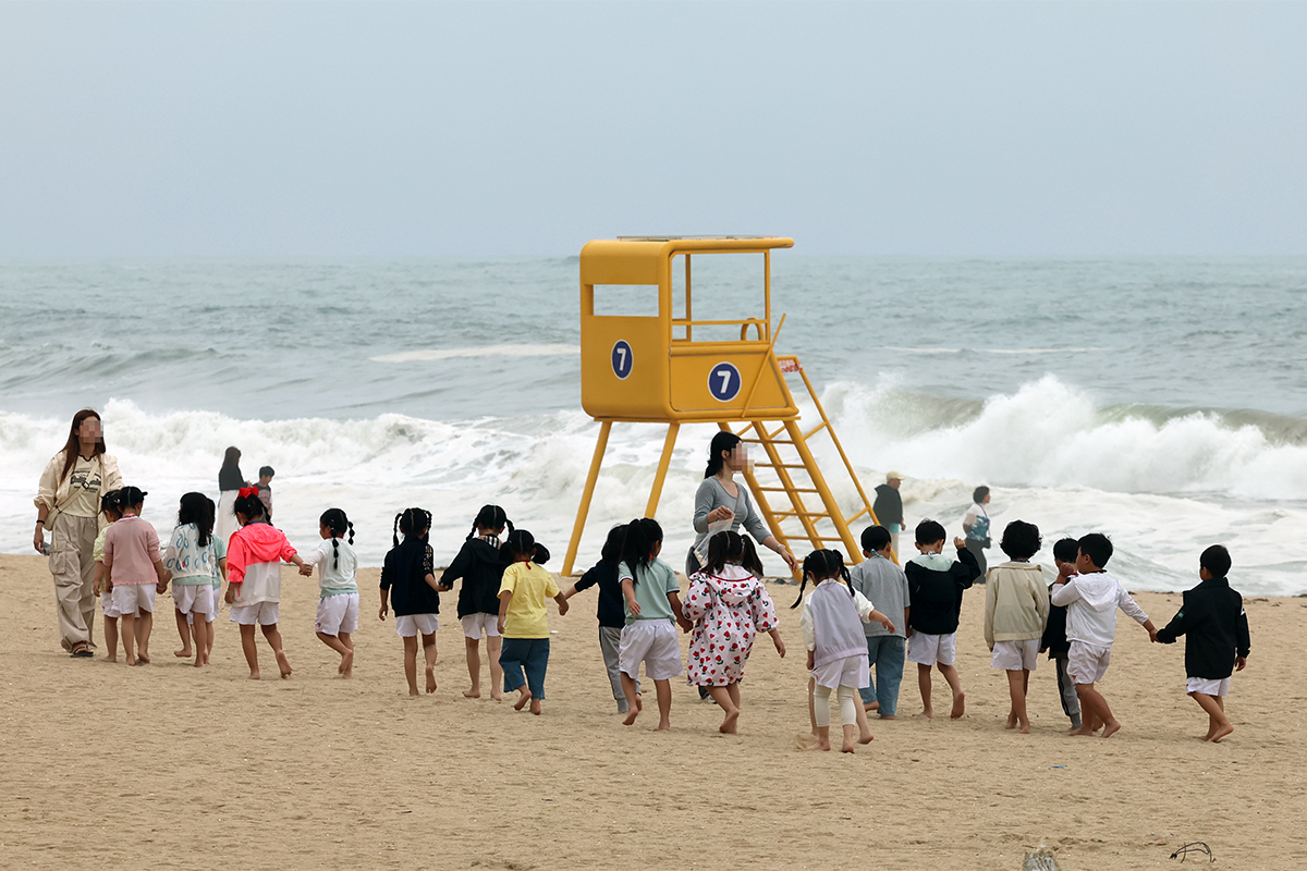 Am 22. Juni spazieren Kinder am Gyeongpo-Strand in Gangneung in der Provinz Gangwon-do.