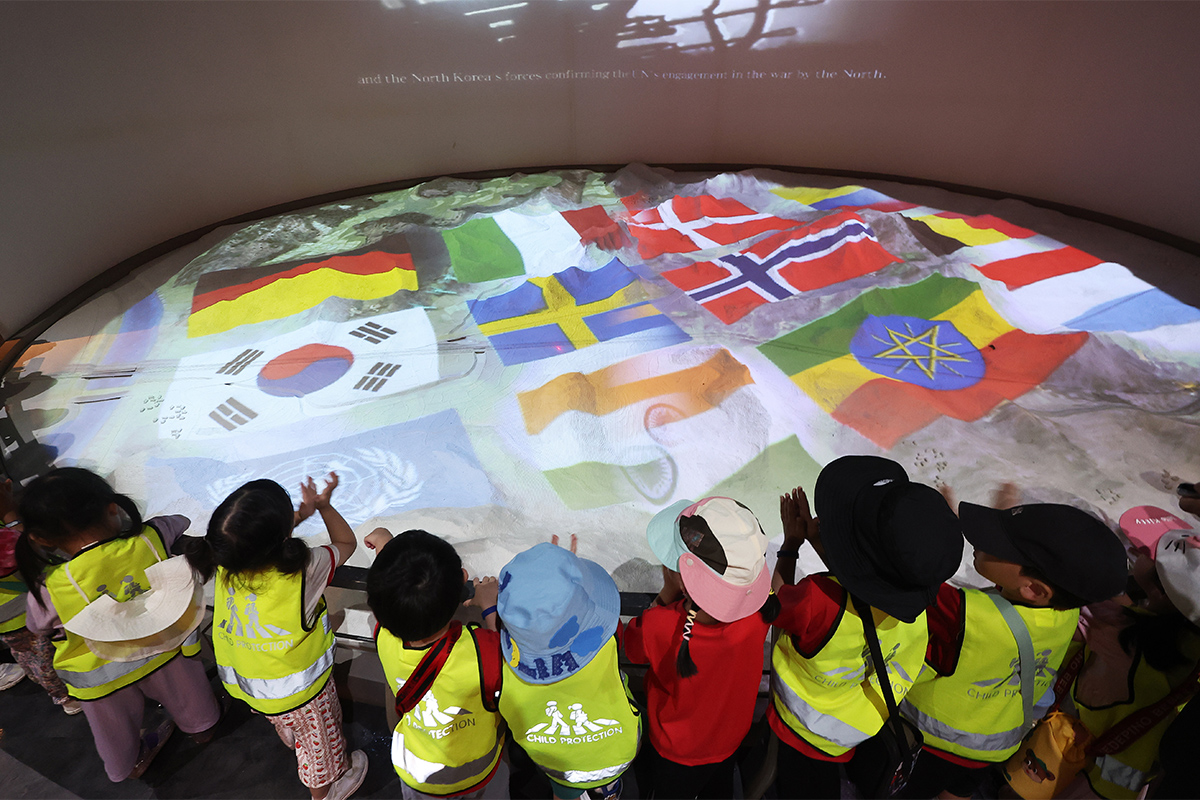 Am 23. Juni, zwei Tage vor dem 76. Jahrestag des Koreakriegs, besuchen Kinder das UN FORCES First Battle Memorial in Osan in der Provinz Gyeonggi-do.