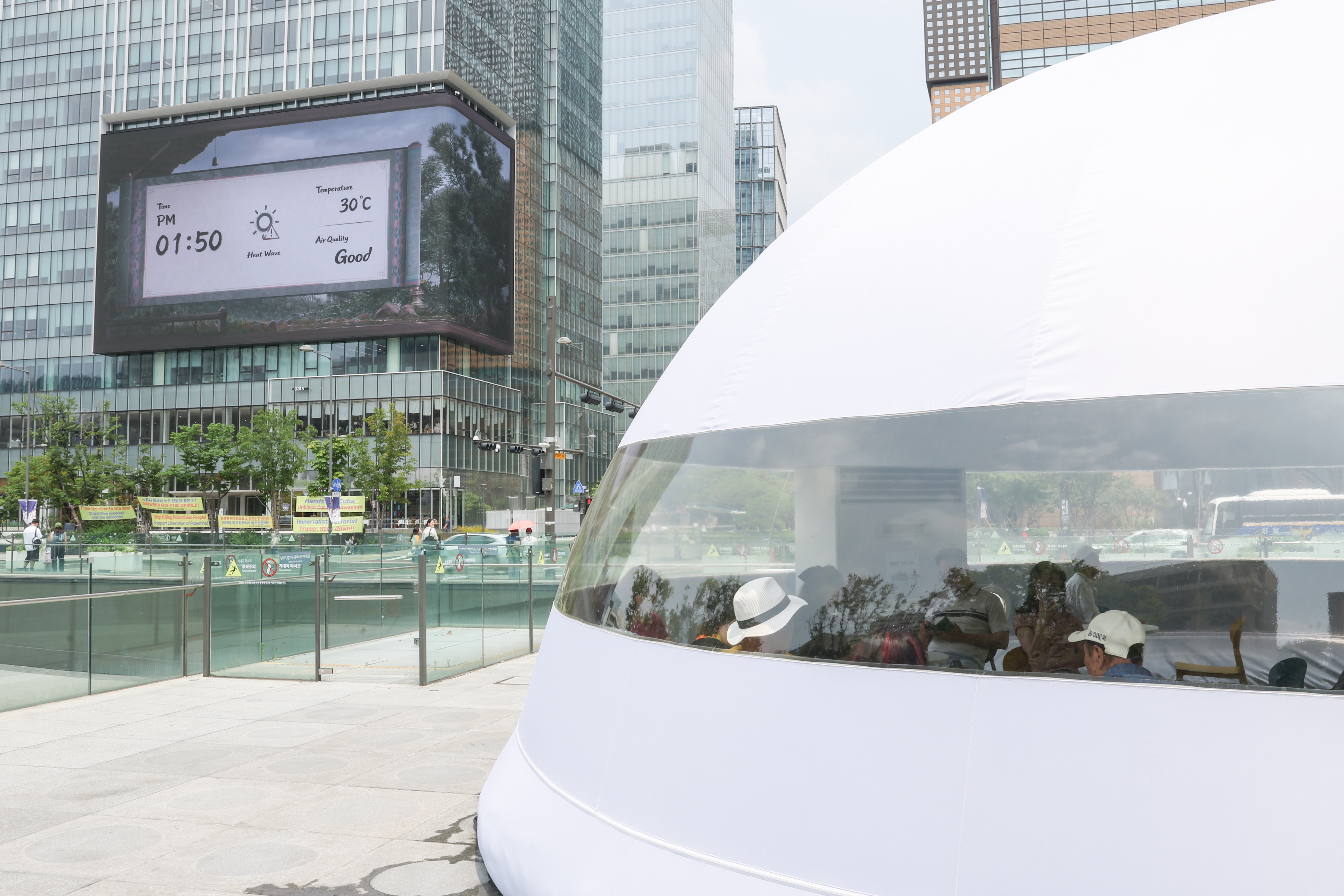 Am 30. Juni, als eine Hitzewarnung gilt, ruhen sich Bürgerinnen und Bürger in einer Hitzeschutzeinrichtung auf dem Gwanghwamun-Platz in Seoul aus.