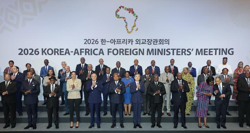 Gruppenfoto beim Korea-Afrika-Au&szlig;enministertreffen am 1. Juni im Lotte Hotel Seoul: Au&szlig;enminister Cho Hyun (7. von links, erste Reihe) und der ghanaische Au&szlig;enminister Samuel Okudzeto Ablakwa (6. von links, erste Reihe) mit afrikanischen Amtskollegen.