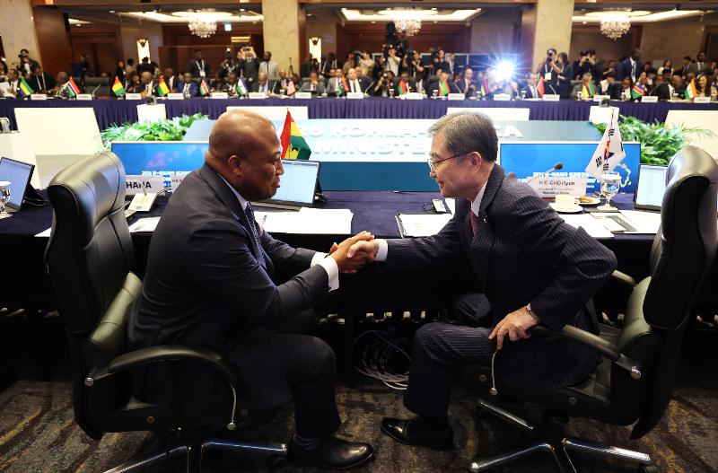 Au&szlig;enminister Cho Hyun (rechts) reicht dem ghanaischen Au&szlig;enminister Samuel Okudzeto Ablakwa beim Korea-Afrika-Au&szlig;enministertreffen am 1. Juni im Lotte Hotel Seoul die Hand.