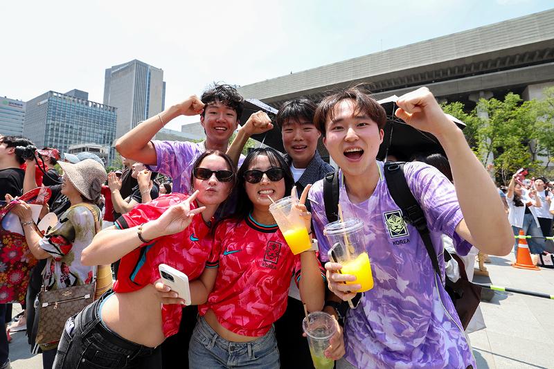 Am 12. Juni versammeln sich koreanische Fußballfans „Red Devils“ auf dem Gwanghwamun-Platz in Jongno-gu, Seoul, um die koreanische Nationalmannschaft bei der Fußball-Weltmeisterschaft 2026 in den USA, Kanada und Mexiko.