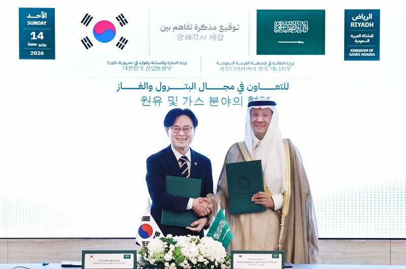 Am 14. Juni posieren Kim Jung-Kwan, Minister für Handel, Industrie und Energie, und der saudi-arabische Energieminister Abdulaziz bin Salman für ein Erinnerungsfoto nach der Unterzeichnung einer Absichtserklärung über die koreanisch-saudische Zusammenarbeit im Bereich Rohöl und Gas ⓒ Ministerium für Handel, Industrie und Energie
