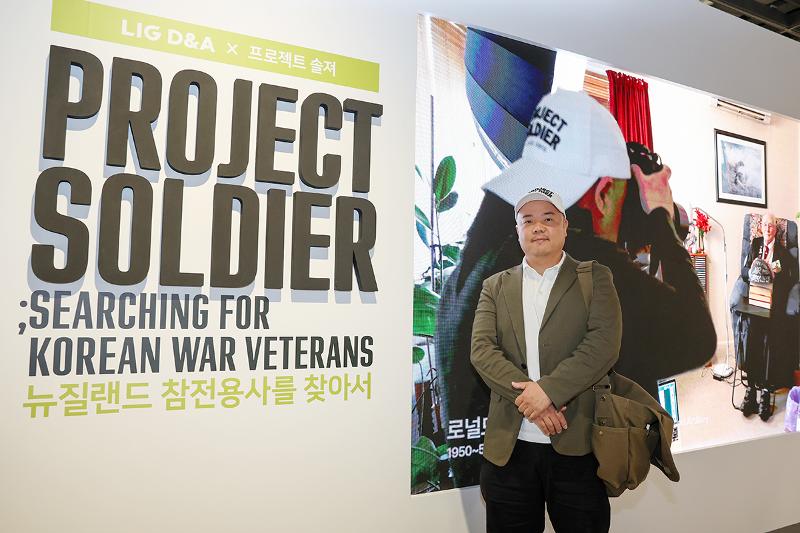 Am 19. Juni posiert der Fotograf Rami Hyun am Eingang der Fotoausstellung &bdquo;Project Soldier: Searching for Korean War Veterans&ldquo; in der Koreanischen Kriegsgedenkst&auml;tte f&uuml;r ein Foto