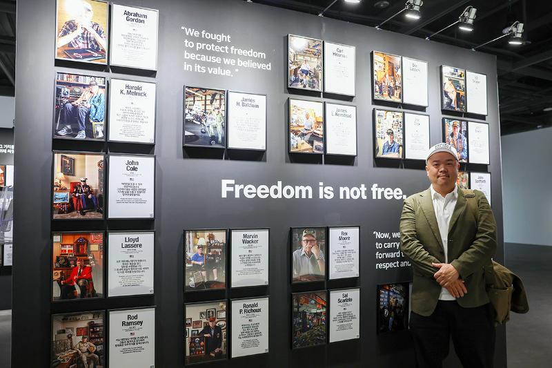 Foto: Der Fotograf Rami Hyun bei der Fotoausstellung &bdquo;Project Soldier: Searching for Korean War Veterans&ldquo; in der Koreanischen Kriegsgedenkst&auml;tte