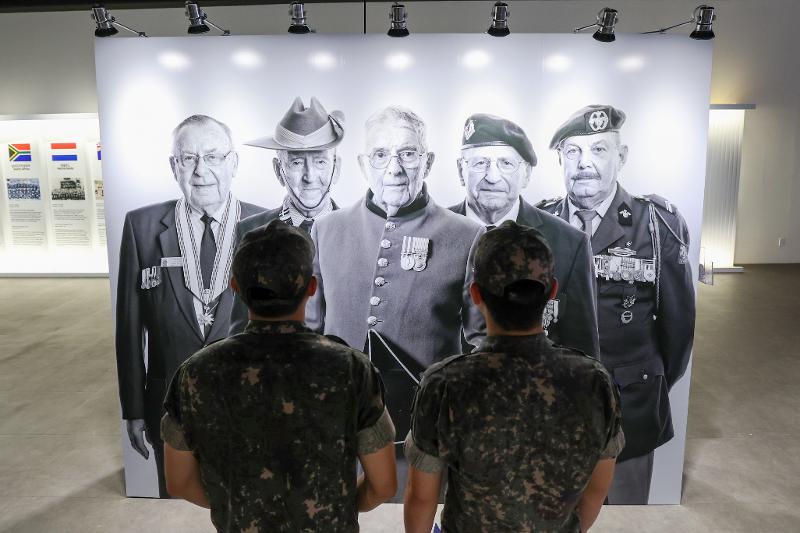 Am 19. Juni sehen sich aktive Soldaten die Fotoausstellung &bdquo;Project Soldier: Searching for Korean War Veterans&ldquo; in der Koreanischen Kriegsgedenkst&auml;tte an