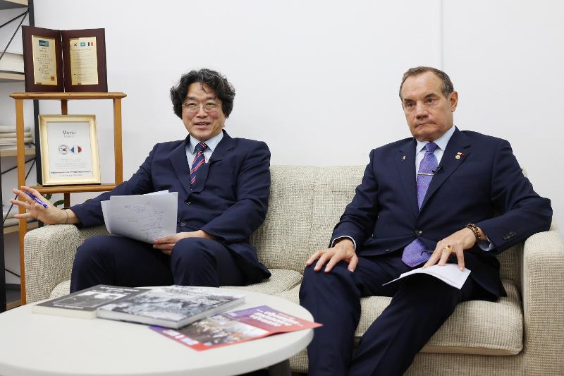 Foto: Professor Lee Keunse von der Kookmin-Universit&auml;t (links) und Alain Nass, Ko-Direktor des Monclar Korean War Research Center ⓒ Lee Jeong Woo/korea.net 