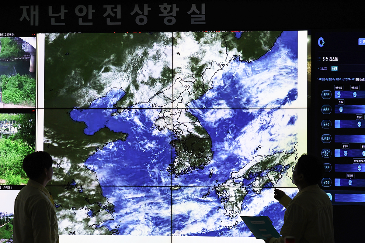 Am 2. Juli beobachten Mitarbeitende des Katastrophen- und Sicherheitslagezentrums der Stadtverwaltung Incheon in Namdong-gu Satellitenbilder.