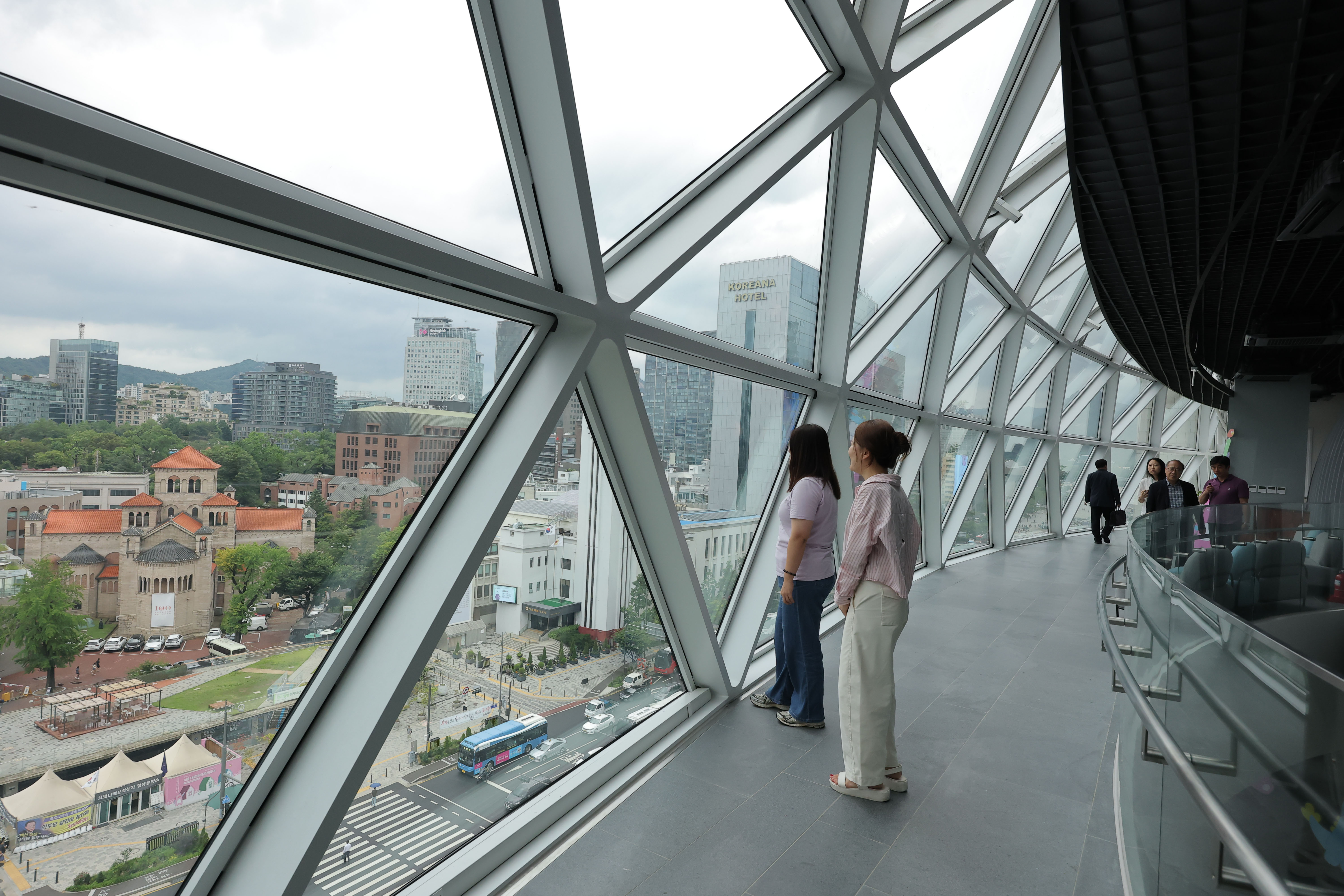 Am 6. Juli blicken B&uuml;rgerinnen und B&uuml;rger vom neu eingerichteten &bdquo;Sky Observatory&ldquo; im Rathaus Seoul auf die Sejong-daero. 