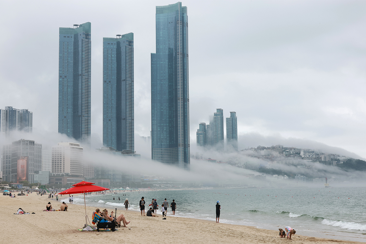 Am 7. Juli zieht sich K&uuml;stennebel entlang des Haeundae-Strands in Busan.