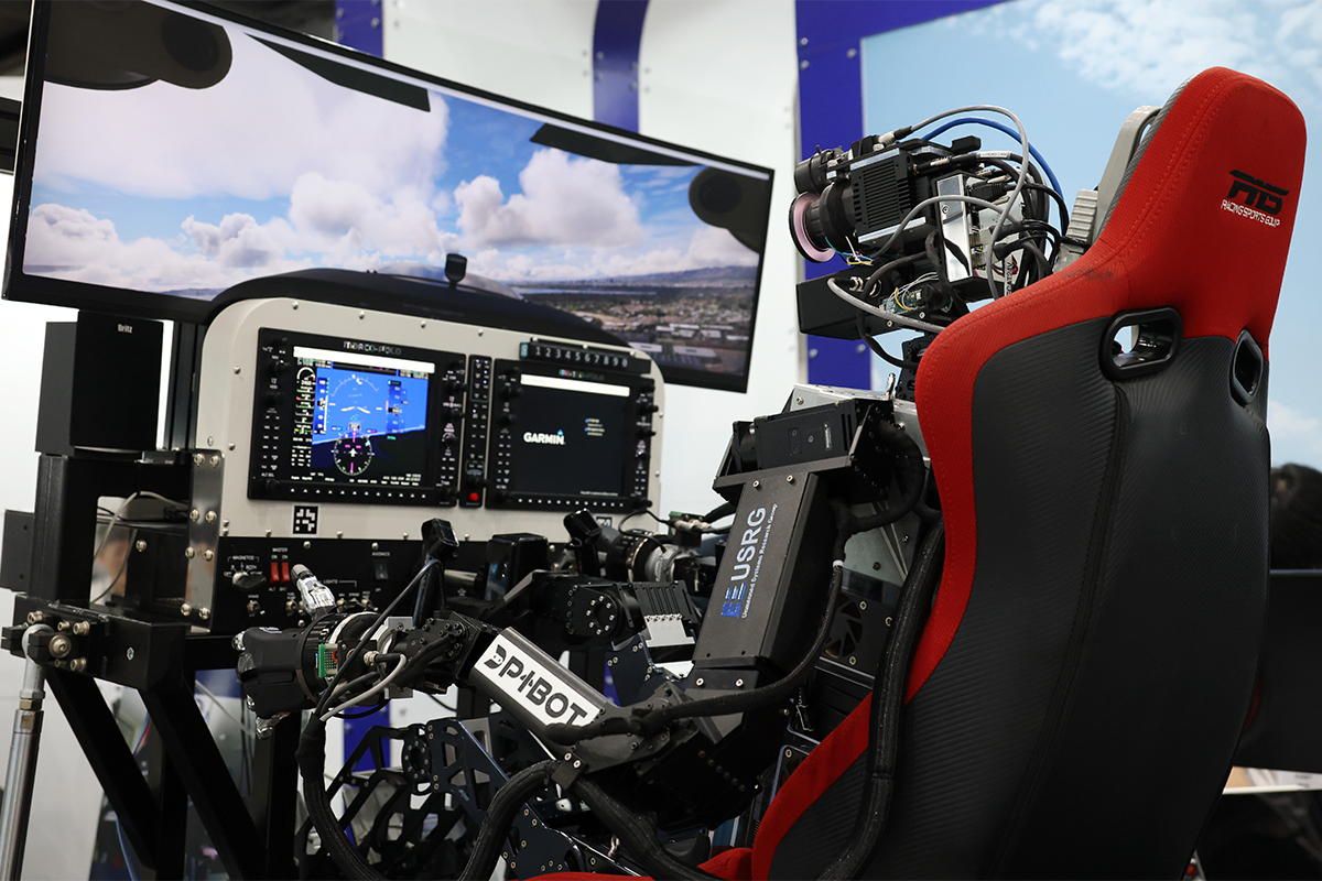Am 30. Juli demonstriert ein Roboterpilot bei der 9. Defense Science and Technology Fair im aT Center in Yangjae-dong, Seoul, das Steuern eines Flugzeugs.