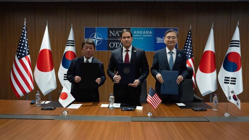 Am 7. Juli posieren Cho Hyun, Minister für Auswärtige Angelegenheiten (rechts), Marco Rubio, der US-amerikanische Außenminister (mitte) und der japanische Außenminister Toshimitsu Motegi nach der Unterzeichnung eines MOC zum beschleunigten Einsatz kleiner modularer Reaktoren (SMR) für ein Erinnerungsfoto ⓒ Ministerium für Auswärtige Angelegenheiten 
