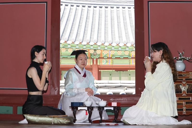Ausl&auml;ndische Touristen nahmen am 12. Mai vergangenen Jahres in der Palastapotheke (Yakbang) im Changdeokgung-Palast in Seoul am Programm &bdquo;Changdeokgung Yakdabang&ldquo; teil. ⓒ Yonhap News