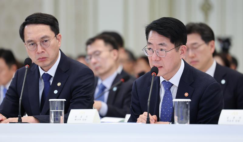 Am 16. Juli &auml;u&szlig;ert sich Hwang Jong-woo, Minister f&uuml;r Ozeane und Fischereiwesen, im Cheongwade f&uuml;r den Bericht &uuml;ber die wichtigsten Arbeitspl&auml;ne f&uuml;r das zweite Halbjahr 2026 ⓒ Yonhap News