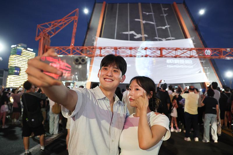 Am 25. Juli findet auf der Yeongdo-Brücke in Jung-gu, Busan, die Veranstaltung „Nächtlicher Rundgang durch die Stätten der Kriegshauptstadt Busan“ statt.