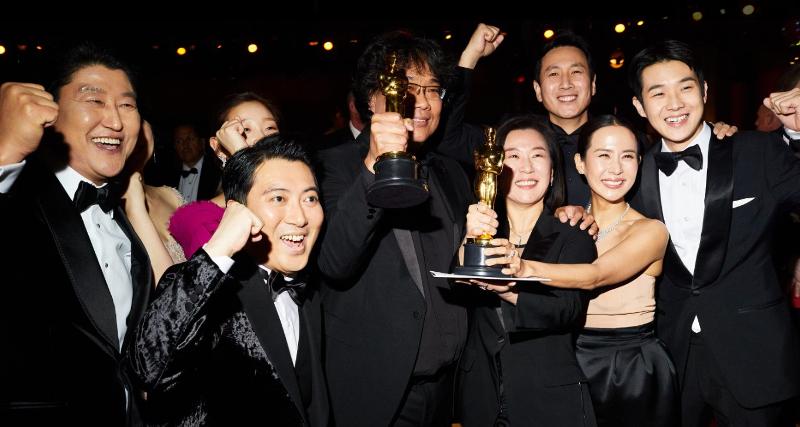 Am 9. Februar 2020 posiert das Produktionsteam des Films „Parasite“ im Dolby Theatre in Los Angeles in den USA bei den 92. Academy Awards für ein Erinnerungsfoto zur Feier der Auszeichnungen ⓒ Academy of Motion Picture Arts and Sciences