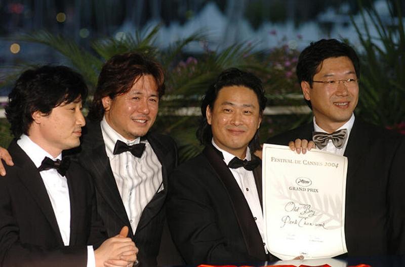 Von links: Filmproduzent Syd Lim, Schauspieler Choi Min-sik, Filmregisseur Park Chan-wook und Kameramann Chung Chung-hoon beim 57. Festival von Cannes im Jahr 2004. Der koreanische Film „Oldboy“ gewann dort den Grand Prix ⓒ Media Library von Festival de Cannes