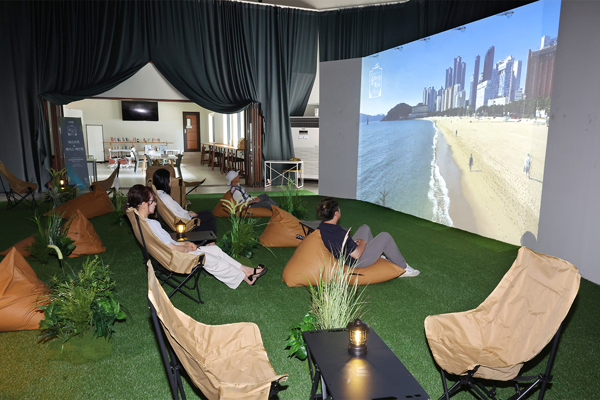 Am 4. August genie&szlig;en Besucher der Veranstaltung &bdquo;Forest-cation Haeundae Lounge&ldquo; auf der Haeundae Platform in Haeundae-gu in Busan einen etwas anderen Sommerurlaub.