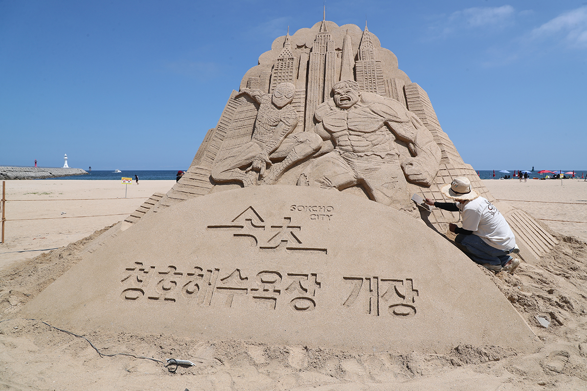 Am 5. August werden am Strand Cheongho in Sokcho in der Provinz Gangwon-do Sandskulpturen von Spider-Man und Hulk präsentiert.