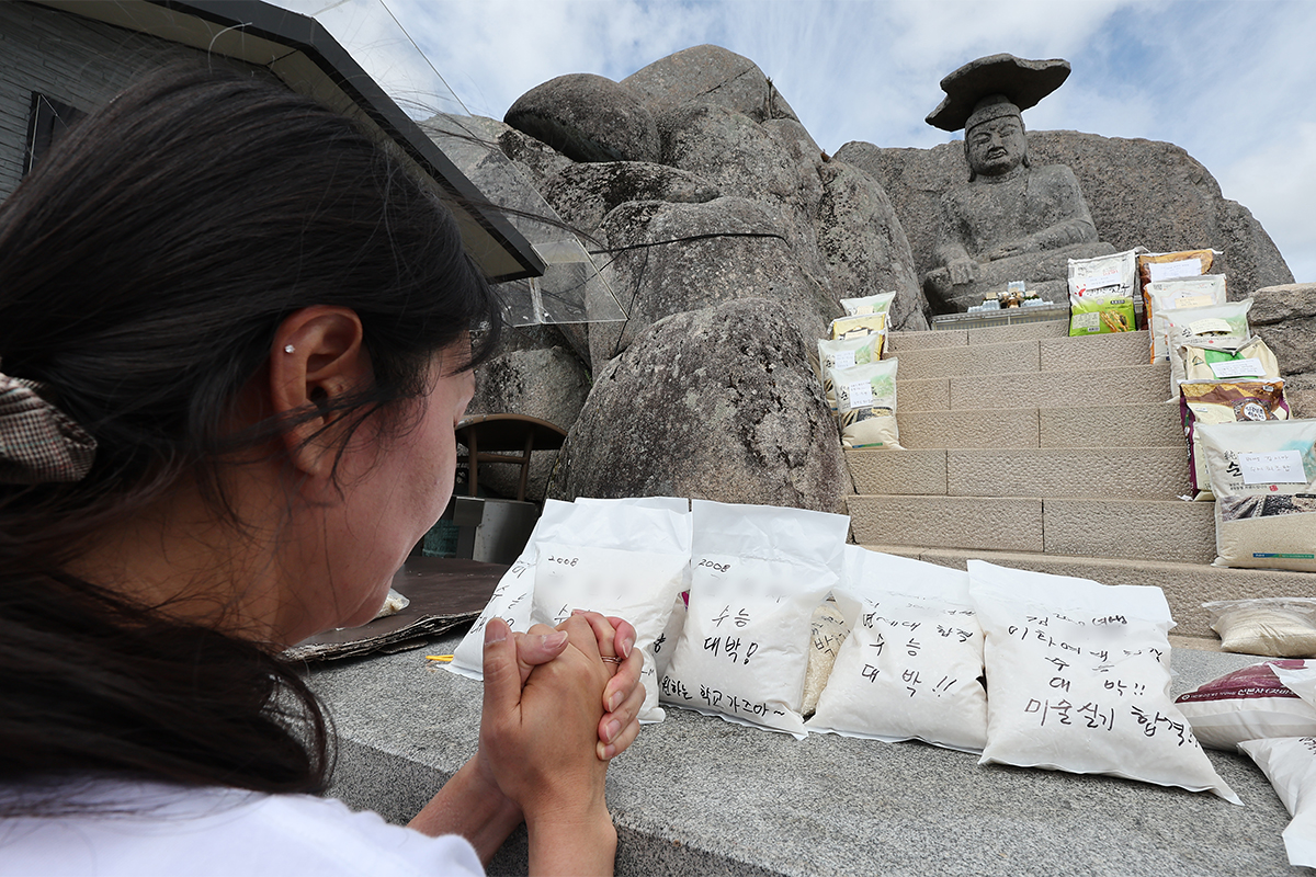 Am 11. August, 100 Tage vor der koreanischen Hochschulaufnahmepr&uuml;fung (Suneung), betet eine Mutter am Palgongsan-Berg in Gyeongsan in der Provinz Gyeongsangbuk-do f&uuml;r den Erfolg seines Kindes bei der Pr&uuml;fung. 